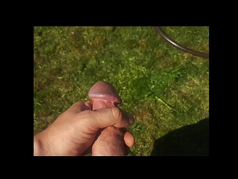 ❤️ Žhavá kočička si nechá ošukat růžovou kundičku a udělá se squirtem v letní zahradě. Porno u nás ❌️